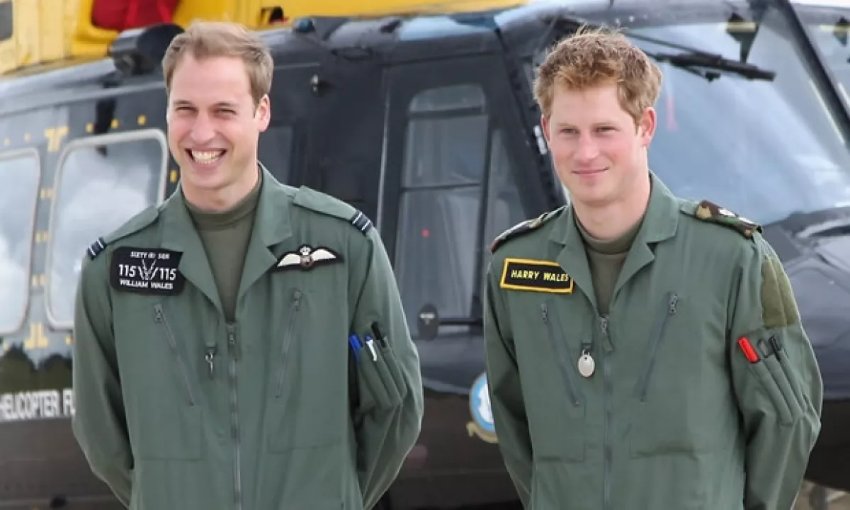 Príncipe Guillermo y Enrique con el uniforme de la Fuerza Real Aérea.