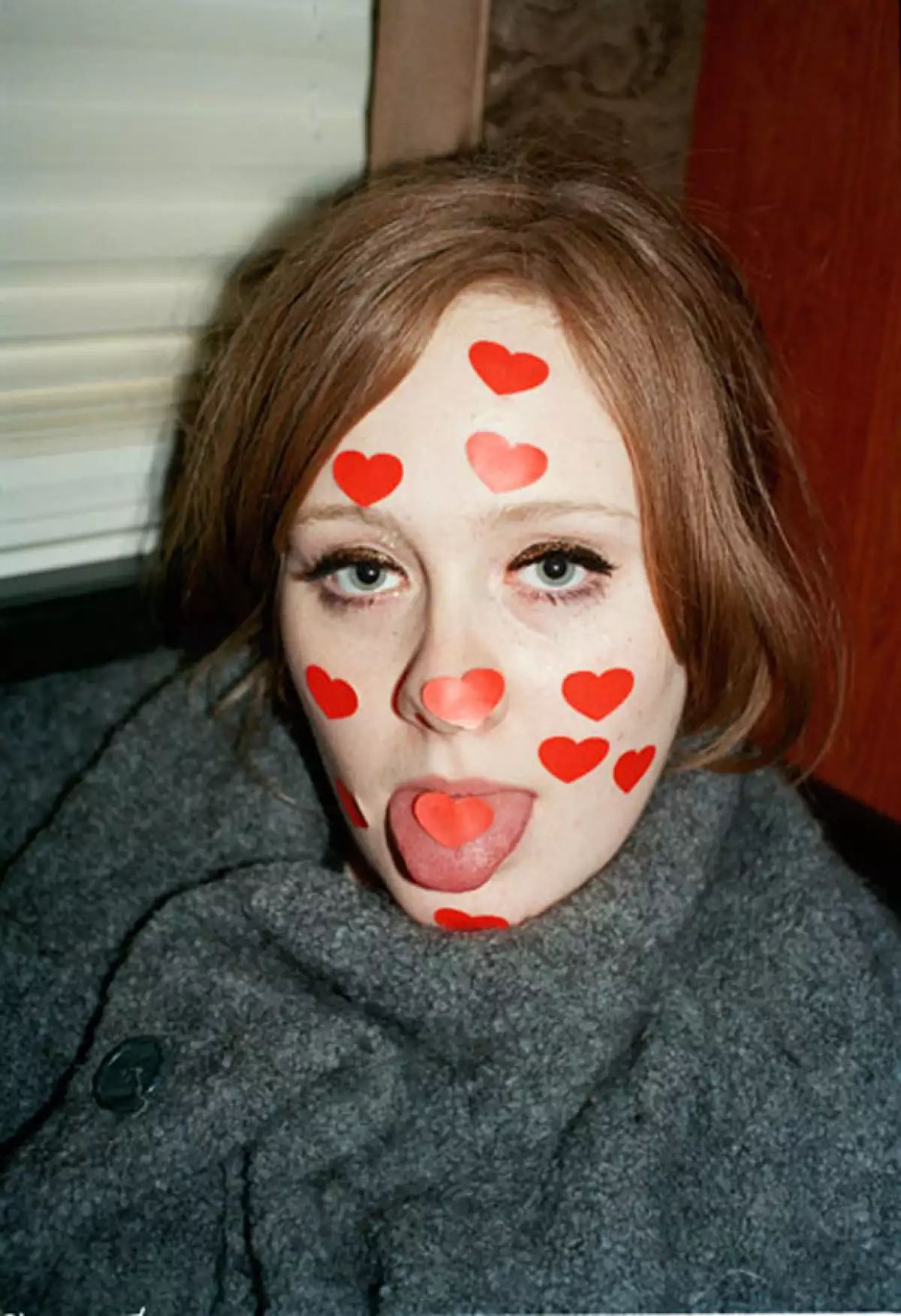 En la serie de fotos, Adele luce divertida y feliz