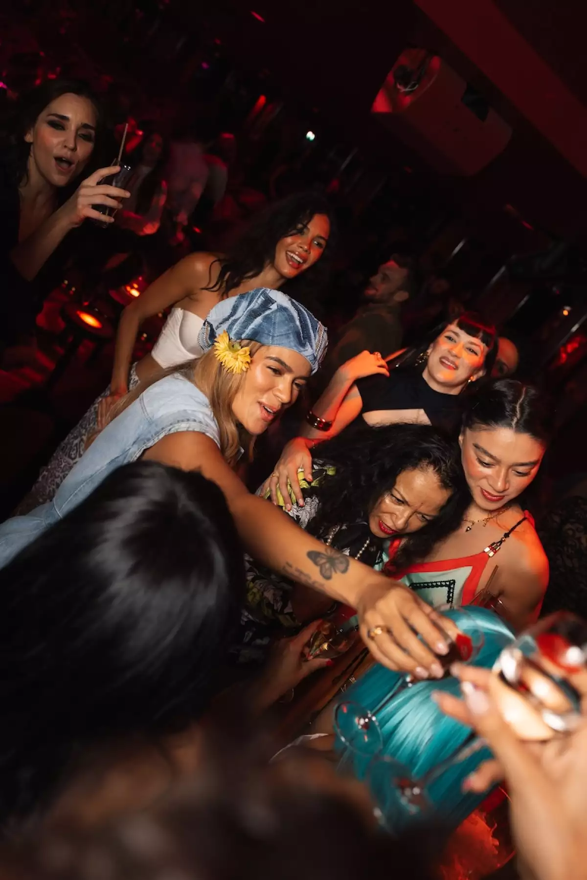 Karol G y el brindis 200 Copas por Casa Dragones en el Crazy Horse de París