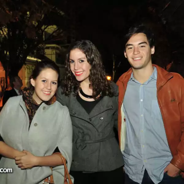 Amanda y Michelle Guggenbuelh con Santiago Hernández