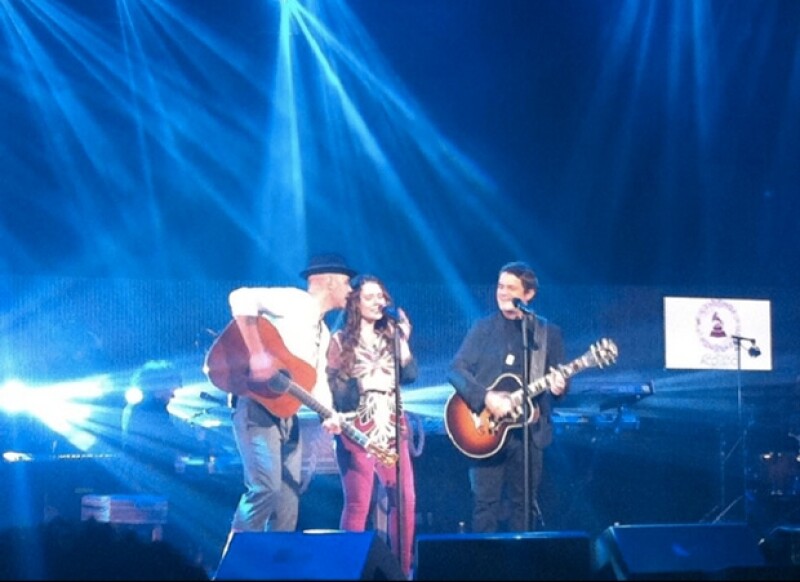 Jessie & Joy y Alejandro Sanz cantaron juntos el tema `Corre´ del dueto.