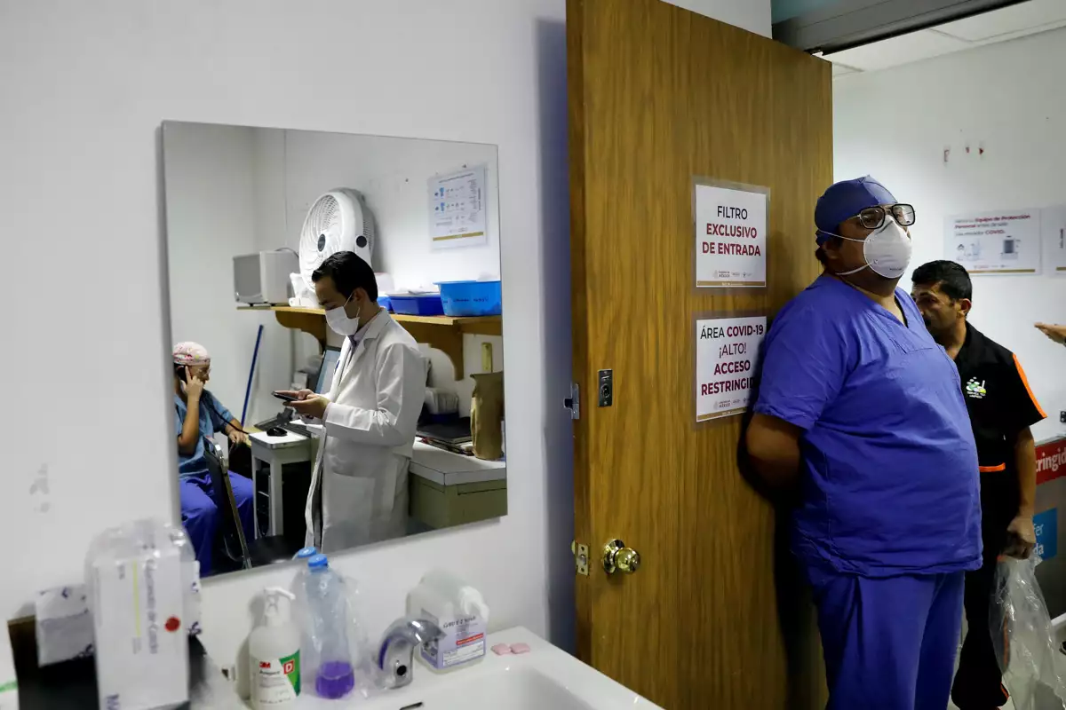 (Personal de salud durante su jornada laboral en un hospital)