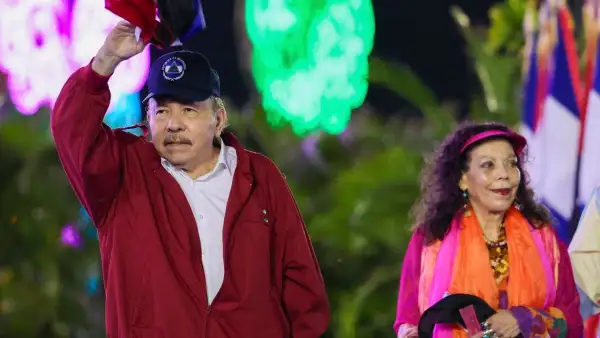 Esta foto de folleto publicada por el gobierno de Nicaragua a través del medio de noticias oficial El 19 Digital muestra al presidente de Nicaragua, Daniel Ortega, saludando junto a su esposa y copresidente Rosario Murillo, durante un evento para conmemorar el 47 aniversario de la Revolución de Nicaragua en Managua, el 19 de julio de 2026.