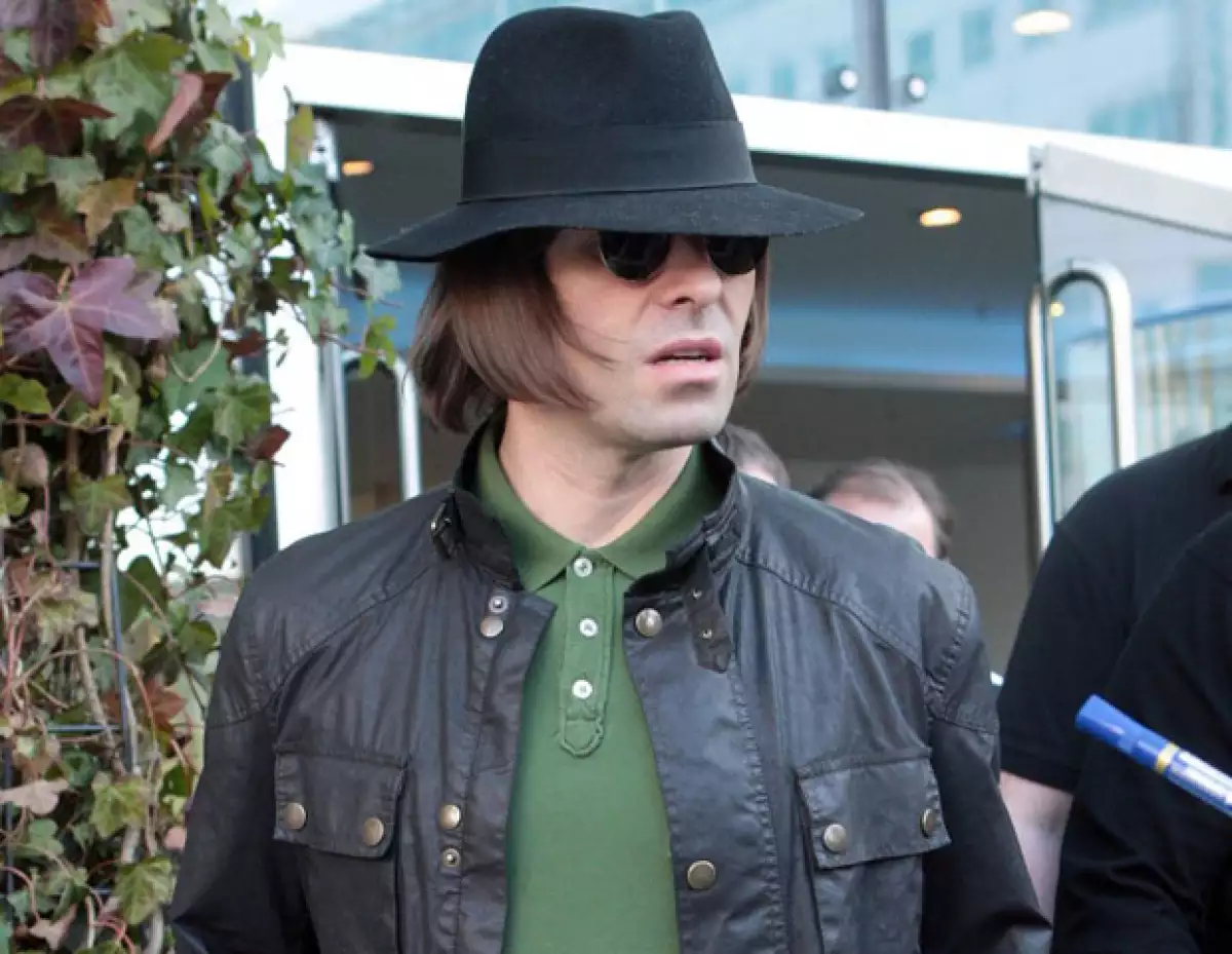 El cantante de la famosa banda británica anunció hoy que interpondrá una demanda en contra de su hermano debido a que fue el causante de la cancelación de un concierto.