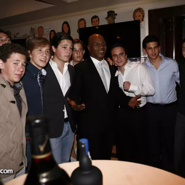 Sebastián Cisneros, Daniel Kramer, Costa Enríquez, Andrés Sulaimán, Mike Tyson, Héctor Sulaimán y Javier Madrazo