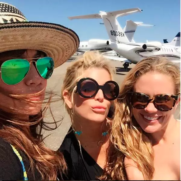 Jessica está celebrando el cumpleaños 40 de su estilista y amiga Nicole Chávez.