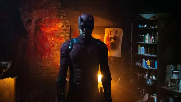 Foto de una escena de Daredevil: Born Again con el superhéroe en medio de un cuarto lleno de ruinas