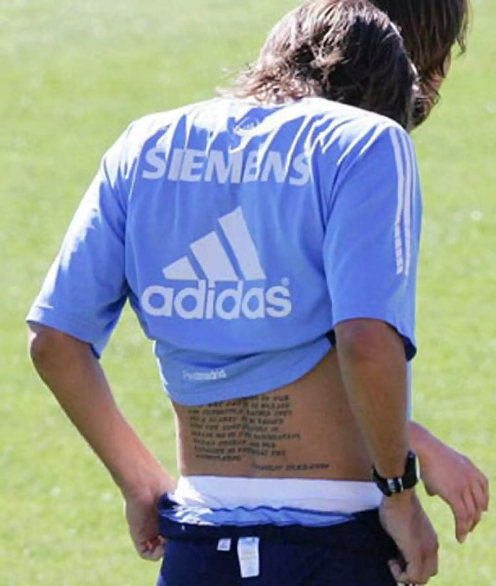 El inglés Jonathan Woodgate tiene tatuado en la espalda una enorme leyenda: `Los momentos más oscuros de nuestras vidas no deben ser ni enterrados ni olvidados; más bien son un recuerdo que debe permanecer para servir de inspiración y recordarnos la forta