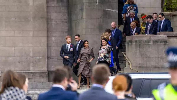 Harry y Meghan salen del Wellington War Memorial en Nueva Zelanda.