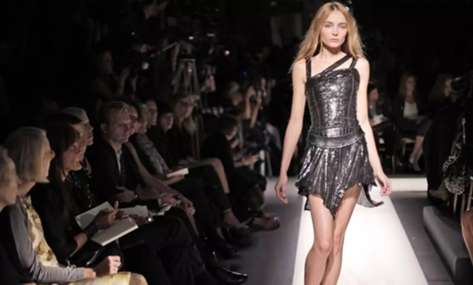 Otro éxito de Christophe Decarnin. Sacos tipo militar, pantalones destruidos y tops rasgados.