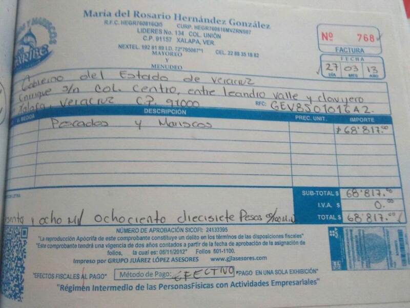 El candidato presentó una serie de recibos que presuntamente habrían sido pagados con recursos de los veracruzanos.