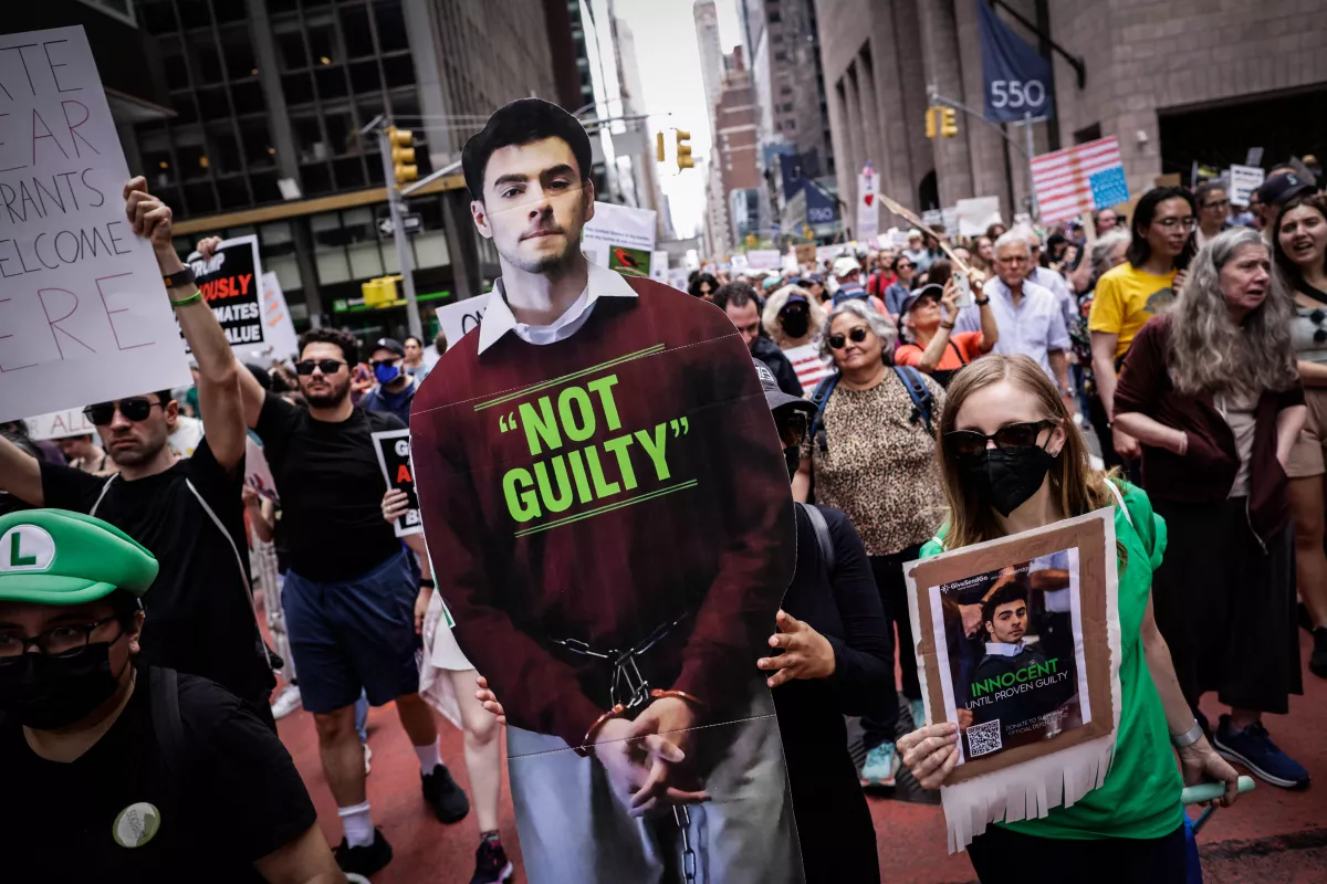 Luigi Mangione, acusado de matar a ejecutivo de aseguradora, se declara inocente