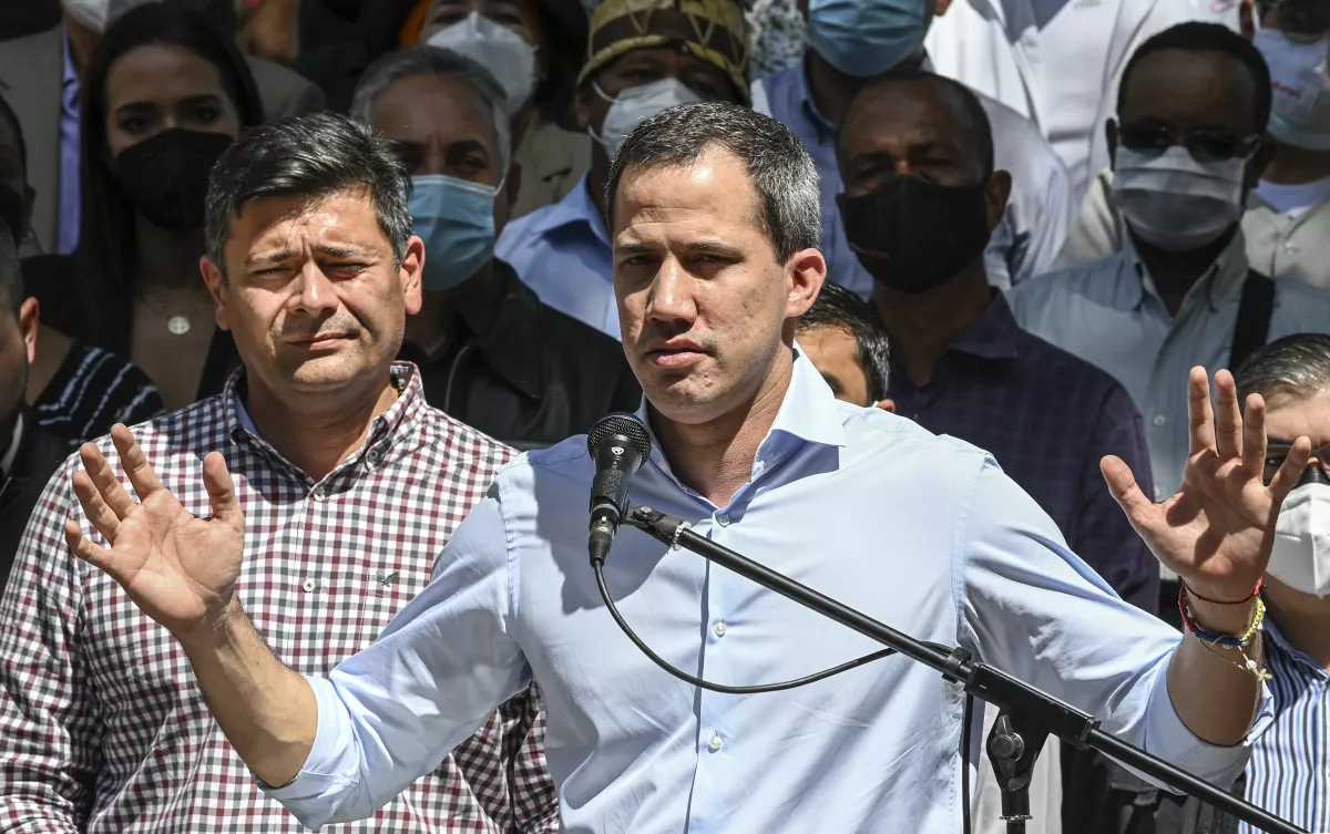 Guaidó se aferra a la "presidencia interina" a pesar de las críticas.