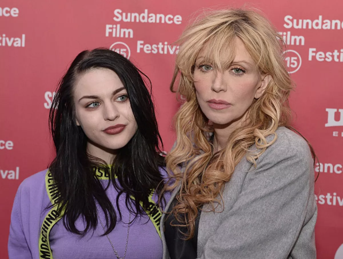 Así lució Frances en una de sus últimas apariciones públicas junto a su madre Courtney Love.