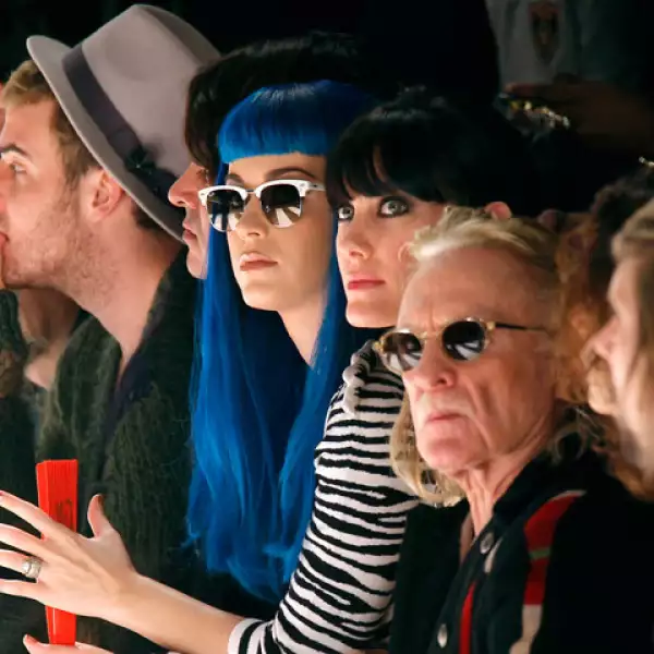 La cantante Katy Perry se puso su peluca azul para acudir al desfile de Jean-Charles de Castelbajac Otoño-Invierno 2011/2012. Aquí con la modelo y actriz francesa Mareva Galanter y el cantante francés Christophe.