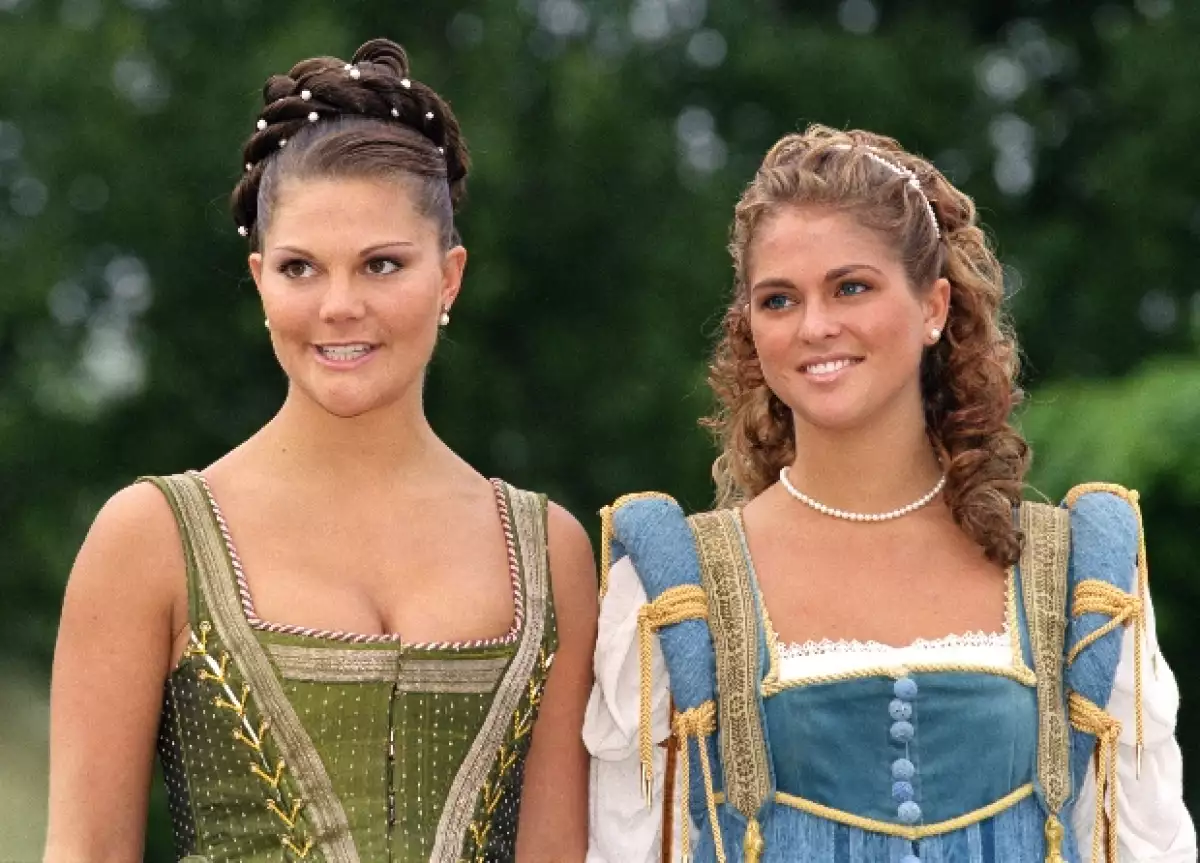 Cada una tiene su propia vida, Magdalena está dedicada a la fundación de su mamá y Victoria a sus deberes reales.