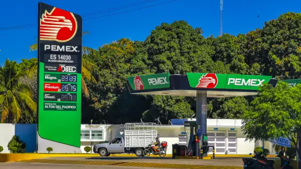 SAT embarga cuentas de proveedores en crisis por deudas de Pemex