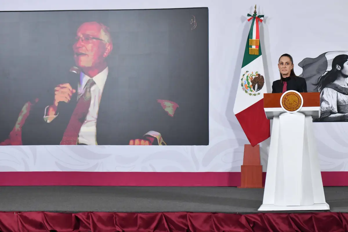 En su conferencia de prensa, la presidenta Claudia Sheinbaum muestra una imagen del empresario Ricardo Salinas Pliego.
