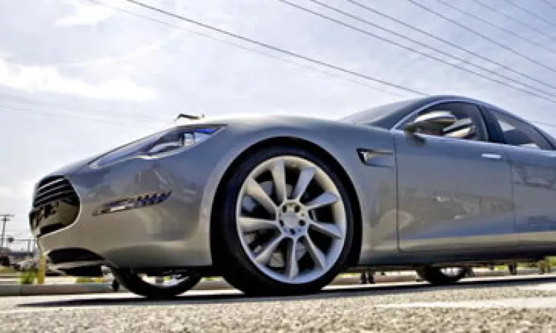 El automóvil de lujo de Tesla es un producto más que los bitcoines pueden comprar. (Foto: Getty Images)