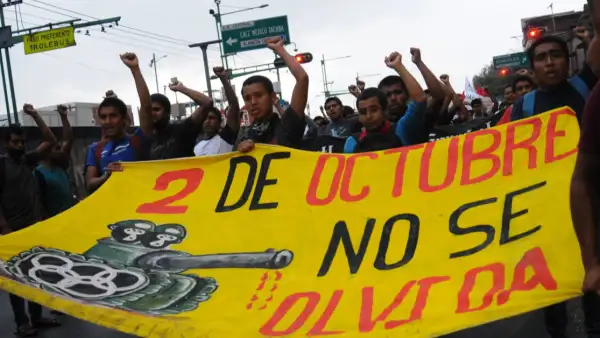 Manifestantes marchan en la Ciudad de México durante la conmemoración del 2 de octubre de 2023 para recordar a las víctimas de la matanza de Tlatelolco de 1968 y exigir memoria, verdad y justicia.