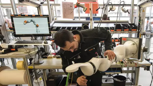 6- Trabajadores construyen un brazo rob�tico en la f�brica de rob�tica industrial KUKA