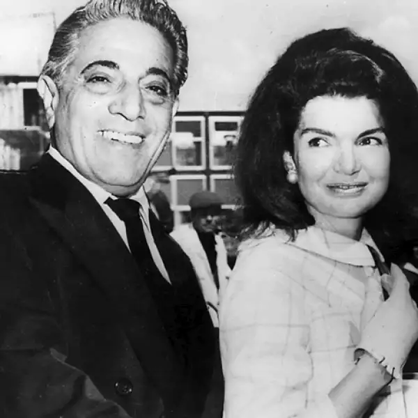 Aristóteles Onassis- El acaudalado griego llegó a ser uno de los hombres más ricos del mundo. Después de un matrimonio, posteriormente se casó con Jaqueline Kennedy matrimonio que duró 7 años.