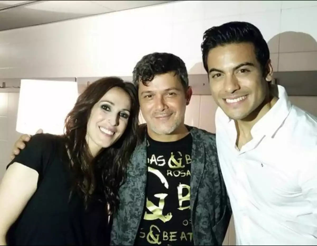 El jugador de fútbol y Javier Aquino dejaron un momento el fútbol para subirse al escenario con el cantante mexicano e interpretar “El Rey”.