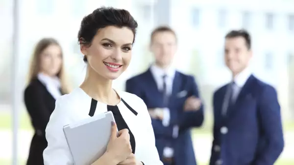 Se deben concentrar esfuerzos para crear puestos de trabajo en las industrias que contratan a un menor número de mujeres como el sector manufactura y los servicios empresariales.