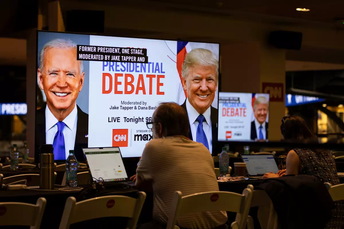 Equipos de medios trabajan en la sala de prensa del Pabellón McCamish en el campus del Instituto de Tecnología de Georgia antes del primer debate presidencial de 2024 entre el candidato presidencial demócrata, el presidente estadounidense Joe Biden, y el candidato presidencial republicano, el expresidente estadounidense Donald Trump, en Atlanta, Georgia, EE.UU., junio 27, 2024.