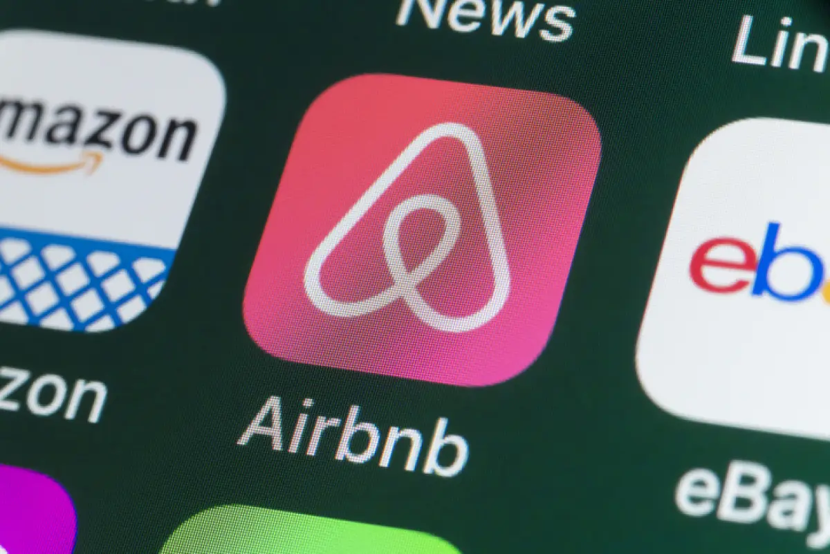 Airbnb, Amazon, ebay, News and other Apps on iPhone screen