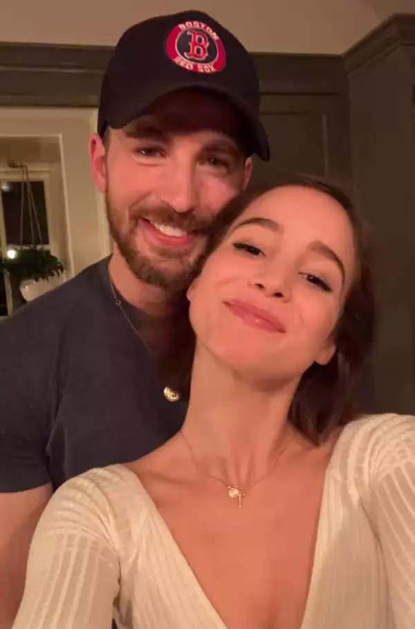 Chris Evans y su novia Alba Baptista celebran el 14 de febrero