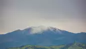 Una vista impresionante del volcán Puracé cubierto de nieve, rodeado de colinas verdes en Popayán, Cauca, Colombia. La majestuosa belleza de la naturaleza.