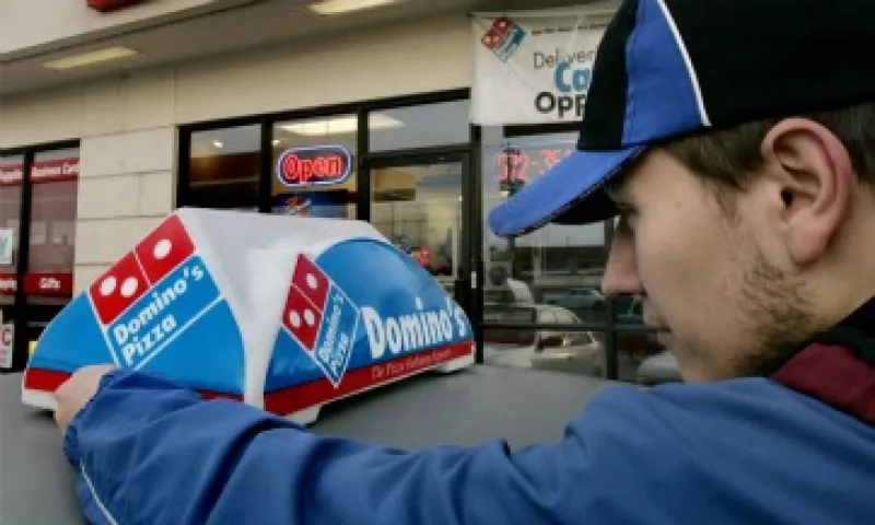 Domino’s Pizza también ha aprovechado las redes sociales como Facebook. (Foto: AP)