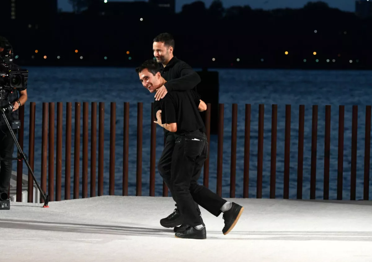 Foto de Jack McCollough abrazando a Lazaro Hernandez al terminar el desfile de Proenza Schouler en la Semana de la Moda de Nueva York en septiembre de 2021.