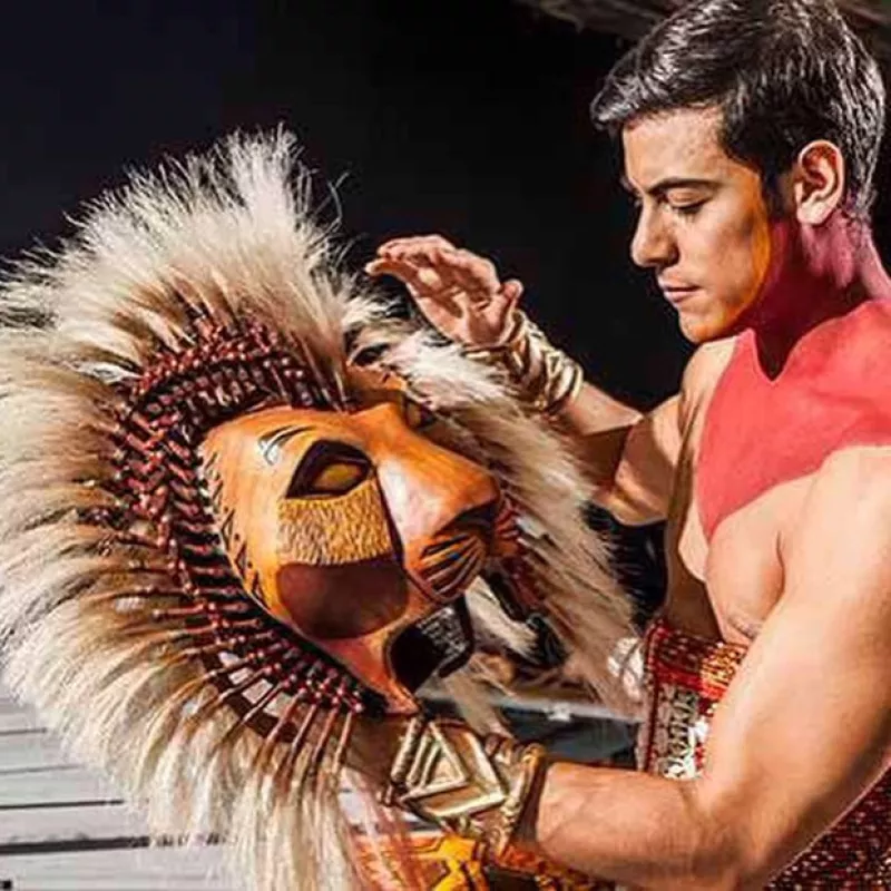 El actor y cantante interpreta a Simba en el musical más importante de la temporada.