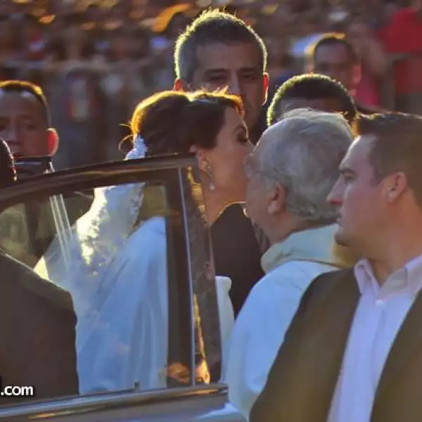 La novia llegando a la iglesia
