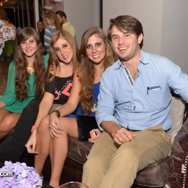 Patty, Paola y Mónica Rodríguez con Joaquín Martín del Campo