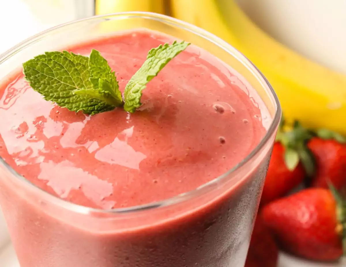 Si no tienes mucho tiempo en la mañana, prepárate un smoothie que contenga carbohidratos y proteínas.