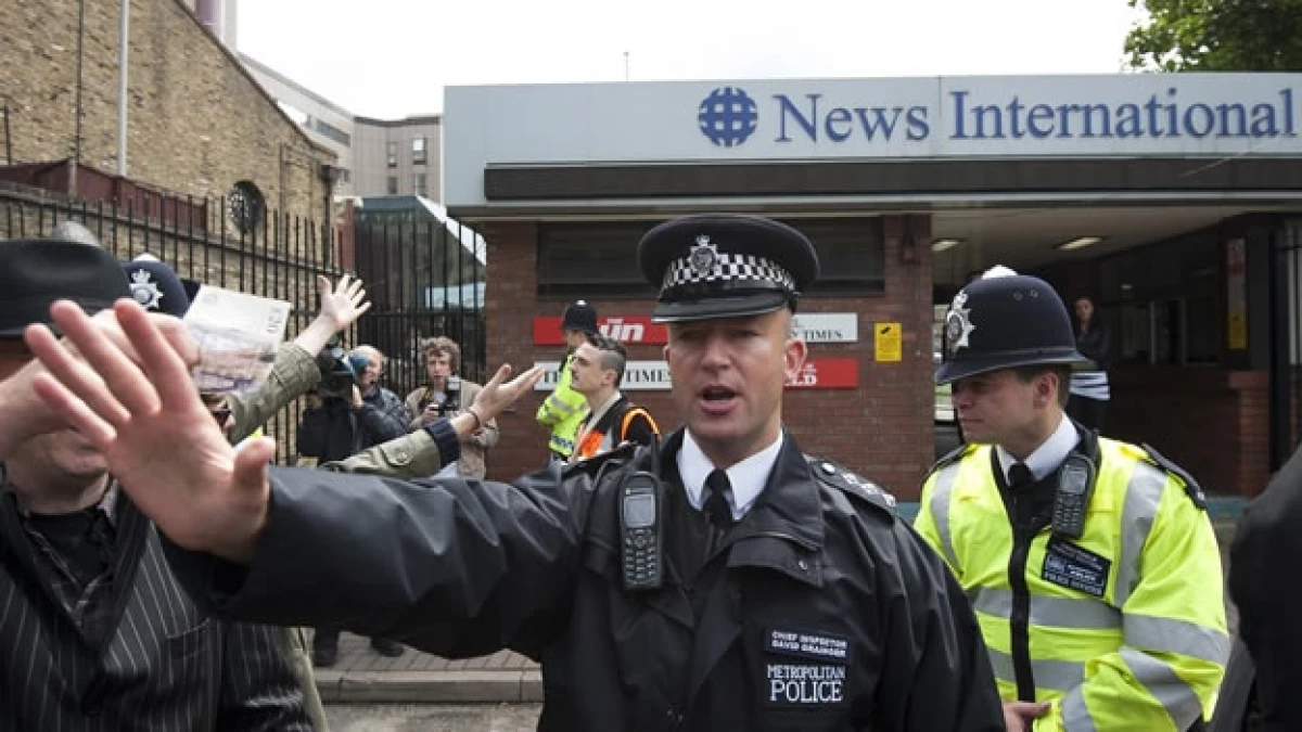 Policías resguardan instalaciones de News International