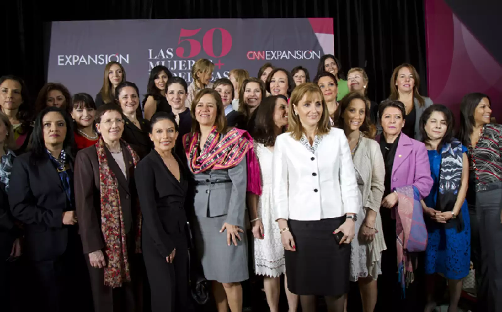 Las mujeres más poderosas del país se tomaron la foto oficial, momento que los medios de comunicación aprovecharon para realizar varias tomas.