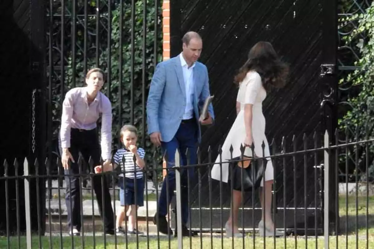 Por más que tenga una niñera, una hermanita con quién entretenerse y un enorme jardín en donde jugar, el pequeño royal no deja de afligirse cada vez que ve a Kate y a Will irse a trabajar.