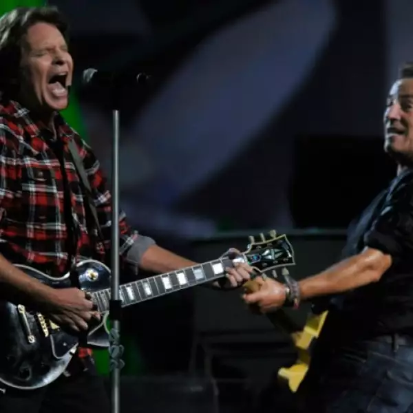 John Fogerty y Bruce Springsteen subieron al escenario en el concierto de homenaje al Hall of Fame