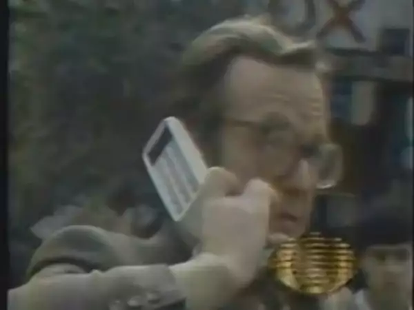 El periodista transmitiendo desde el teléfono de su auto pocas horas después del temblor.