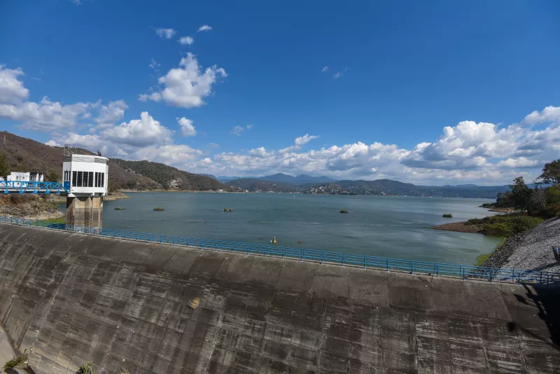 Aspectos Presa Valle de Bravo, una de las tres presas que comprende el Sistema Cutzamala, actualmente se encuentra al 63.7% de su capacidad de acuerdo al Organismo de Cuencas Aguas del Valle de México.