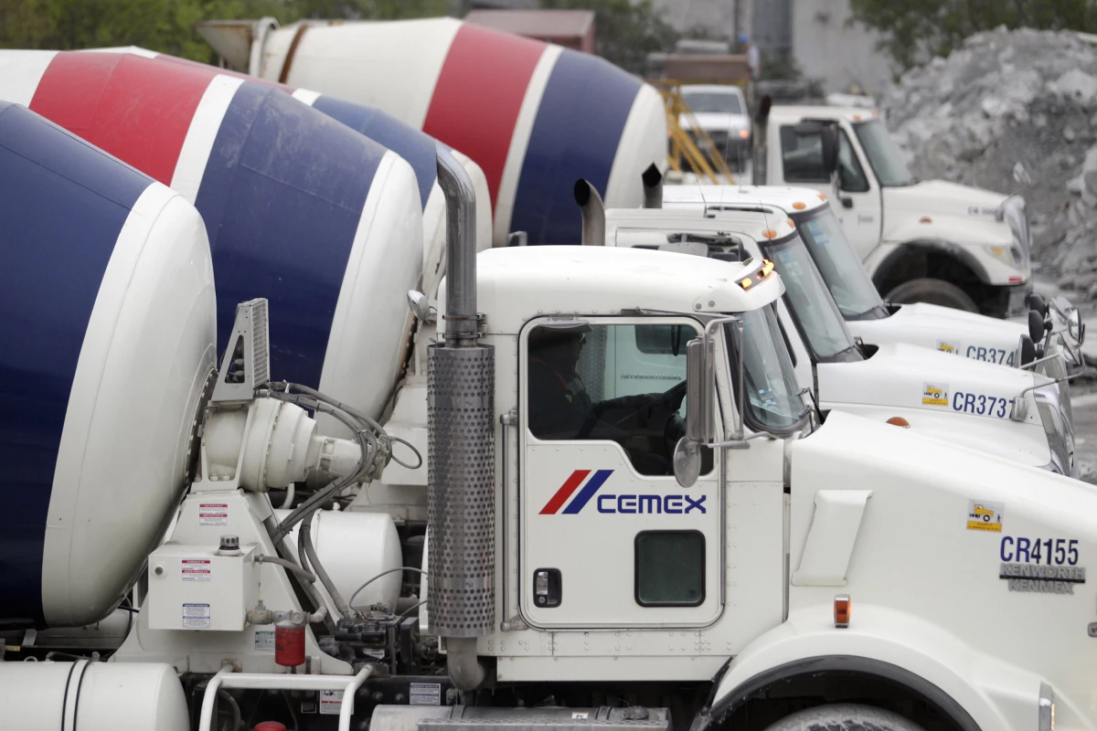 De acuerdo con la Alcaldía de Bogotá, Cemex vendió engañosamente un relleno fluido que se utilizó en la obra y que al poco tiempo de haberse dado al servicio comenzó a deteriorarse.