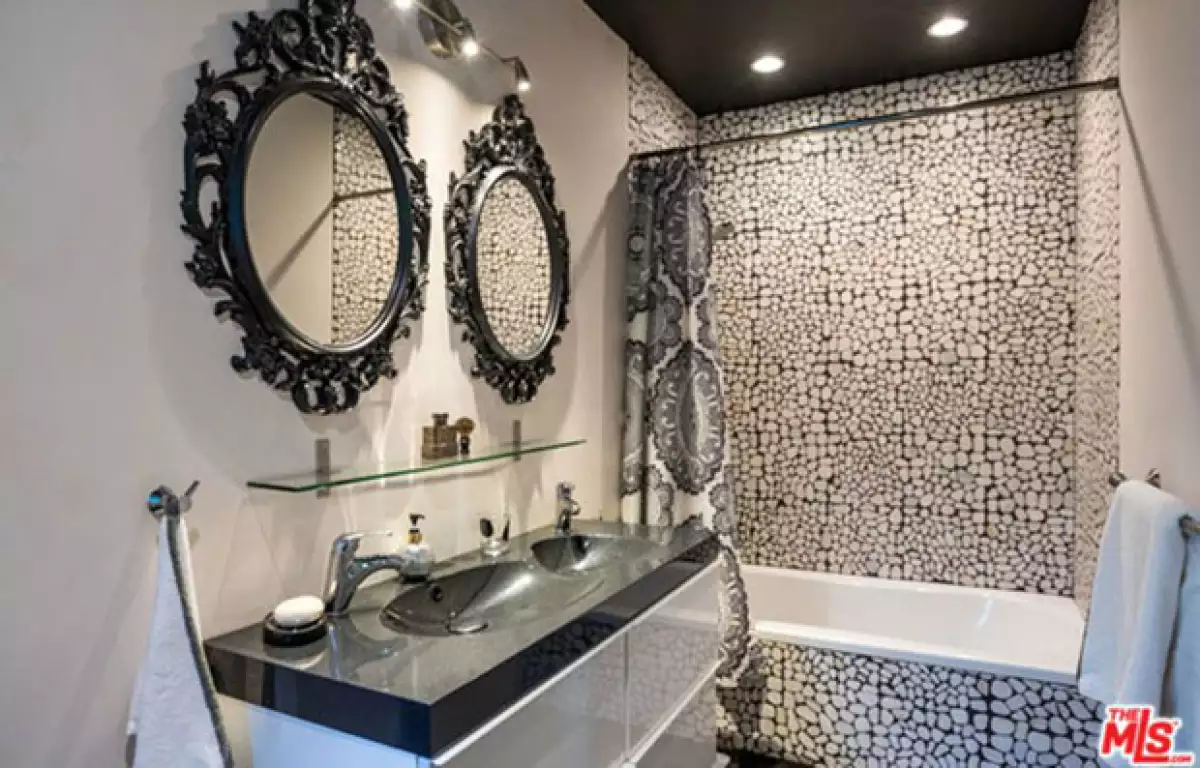 La casa además de los baños, también cuenta con jacuzzi.