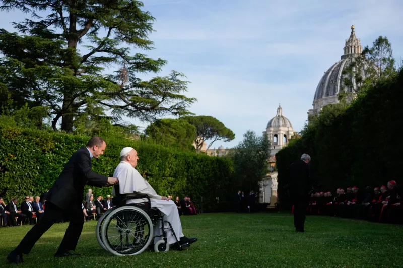 Ope Francis se va después de una noche de oración de paz en los Jardines del Vaticano, en el Vaticano, el 7 de junio de 2024 (Imagen principal del artículo web 'El Vaticano confirma de qué murió el papa Francisco'). 