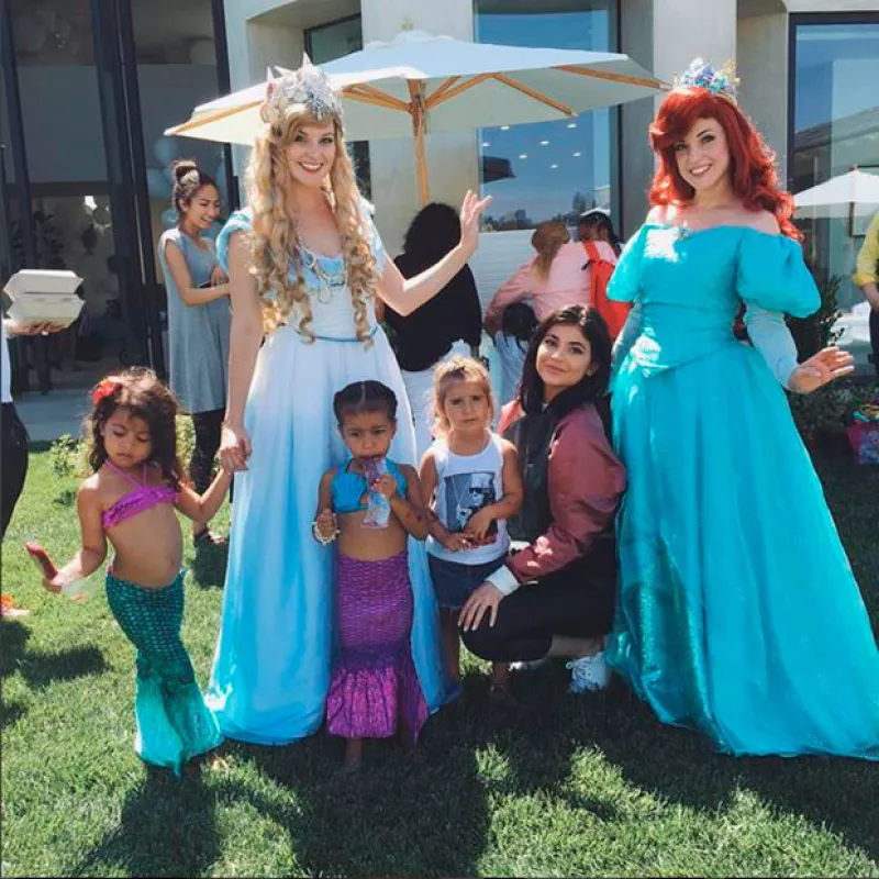 Las hijas de Kim y Kourtney Kardashian han regalado a los niños del Children's Hospital de Los Ángeles parte de los juguetes de su fiesta de cumpleaños.