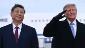 El presidente de Estados Unidos, Donald Trump, hace el saludo militar al recibir al presidente chino, Xi Jinping, a su llegada a la Base Conjunta Andrews, en Maryland, el 23 de septiembre de 2026. Xi visita Estados Unidos del 23 al 25 de septiembre.