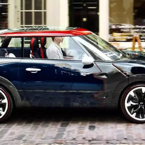 Además se puede apreciar la Union Jack, la bandera del país, en su techo semi transparente.